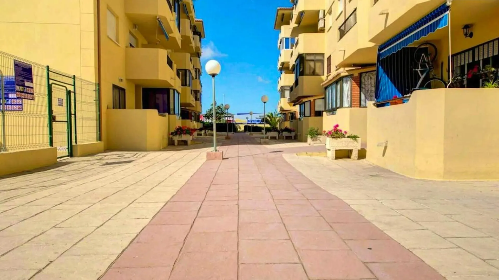 Charming Apartment In Central Fuengirola With Shared Pool