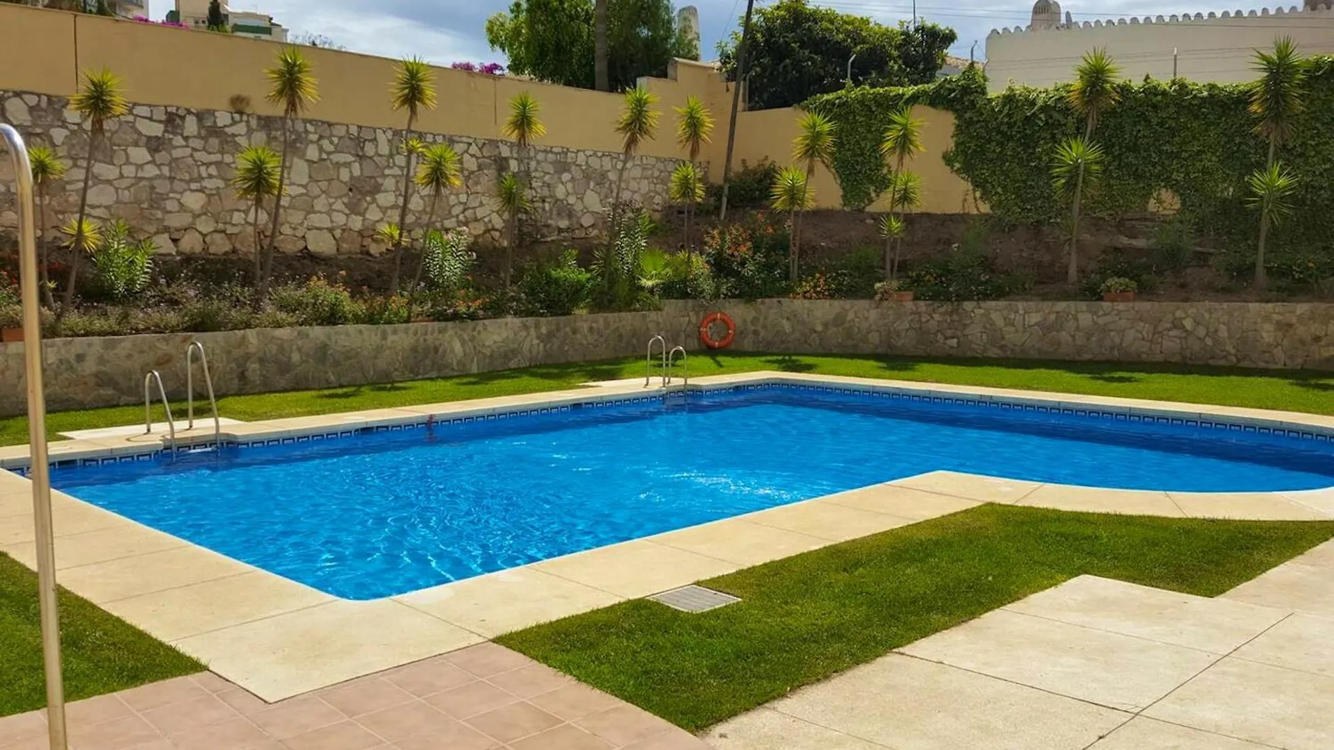 Charming Apartment In Central Fuengirola With Shared Pool